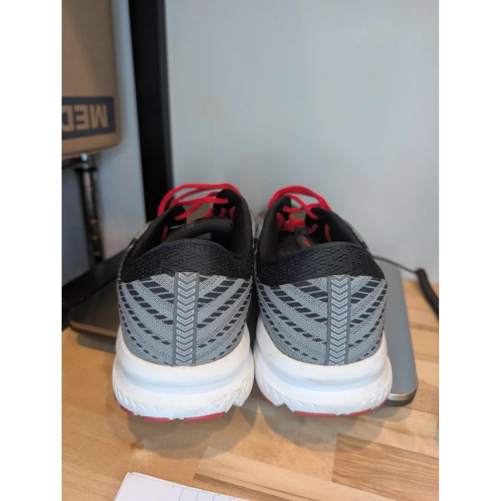 Brooks Launch 6 Mens Running Shoes Grey‎ Black Red 1102971D071 Size 12.5 Rack